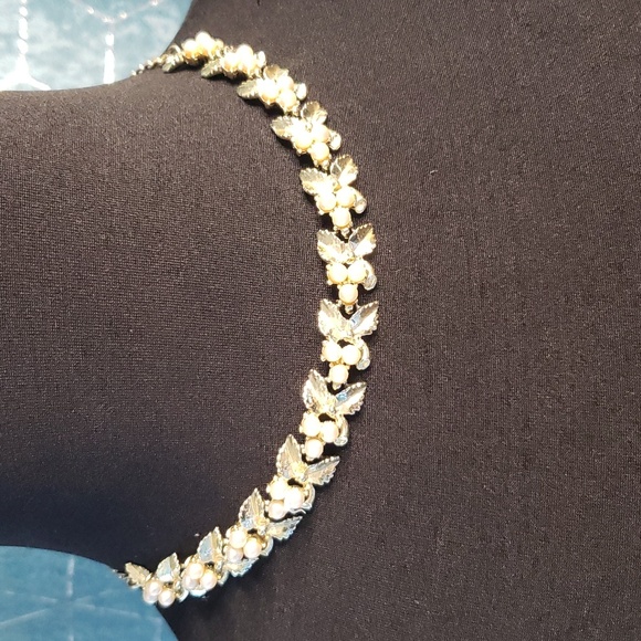 Gold & Pearl choker necklace w leaves - Picture 2 of 11